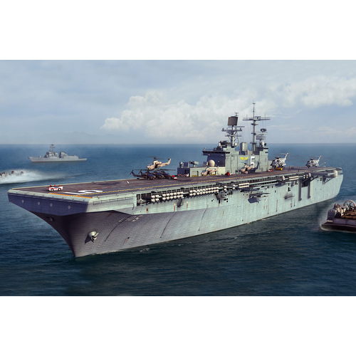 HobbyBoss 1/700 Bataan LHD-5 Plastic Model Kit [83406]